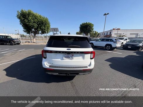 Used 2025 Ford Explorer Active w/ Active Comfort Package RWD image 4