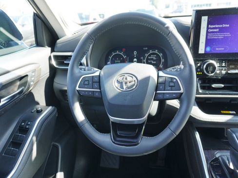 Used 2024 Toyota Highlander Platinum image 19