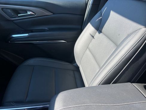 Used 2025 Chevrolet Traverse LT image 11