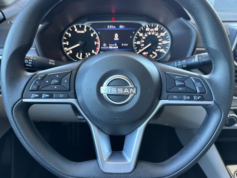 Used 2025 Nissan Altima 2.5 SV FWD image 11