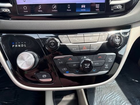 Used 2024 Chrysler Pacifica Touring-L FWD image 15