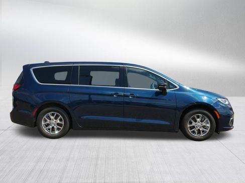 Used 2025 Chrysler Pacifica Select FWD image 8