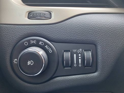 Used 2016 Jeep Cherokee Latitude w/ Cold Weather Group AWD/4WD image 34
