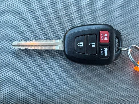 Used 2016 Toyota Corolla LE image 31