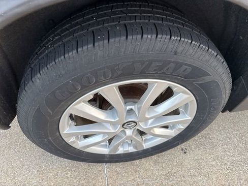 Used 2017 Nissan Rogue SV w/ SV Premium Package AWD/4WD image 9