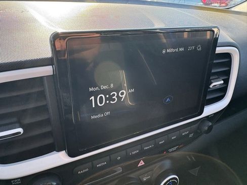 Used 2023 Hyundai Venue Limited image 24