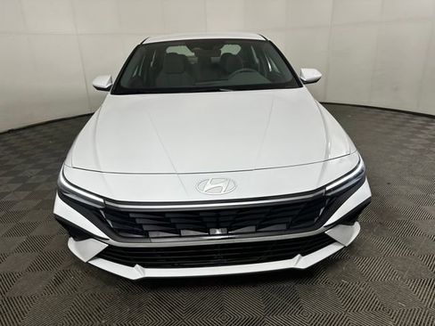 Certified 2025 Hyundai Elantra SE image 8