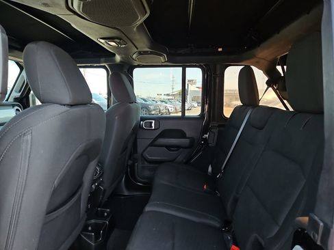 Used 2018 Jeep Wrangler Unlimited Sahara AWD/4WD image 17