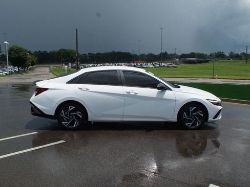 Used 2025 Hyundai Elantra Sport FWD image 18