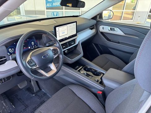 Used 2025 Ford Explorer Active AWD/4WD image 9