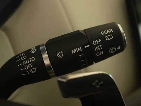 Used 2025 Land Rover Range Rover SE image 13