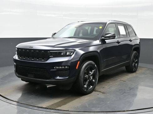 Used 2024 Jeep Grand Cherokee Limited w/ Black Appearance Package image 2