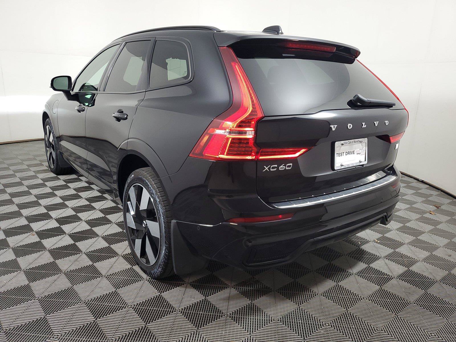 Used 2024 Volvo XC60 T8 Plus w/ Protection Package Premier AWD/4WD image 4