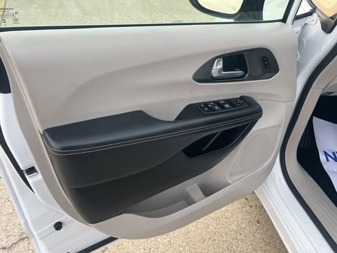 Used 2024 Chrysler Pacifica Touring-L image 13