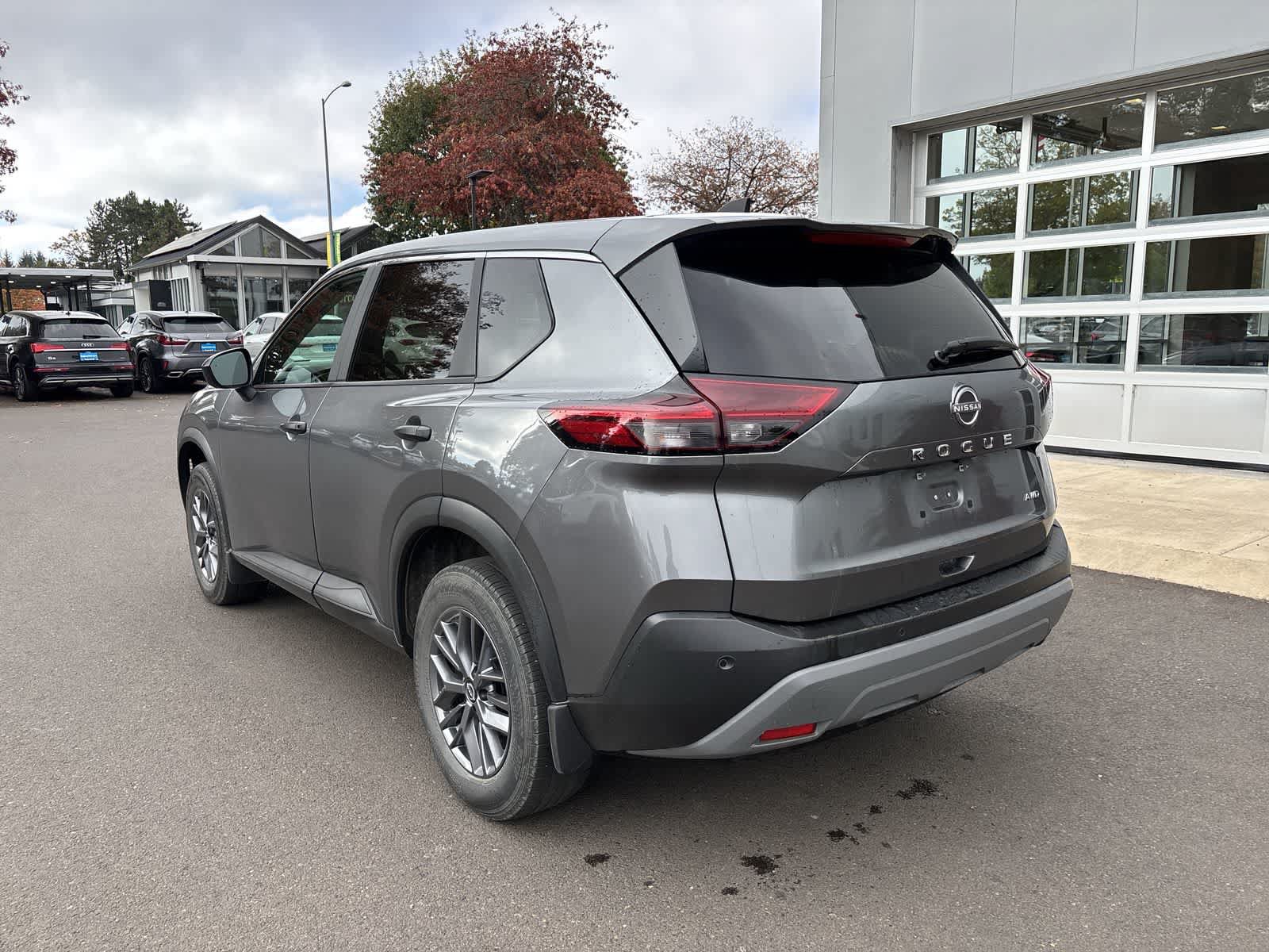 Used 2023 Nissan Rogue S AWD/4WD image 3