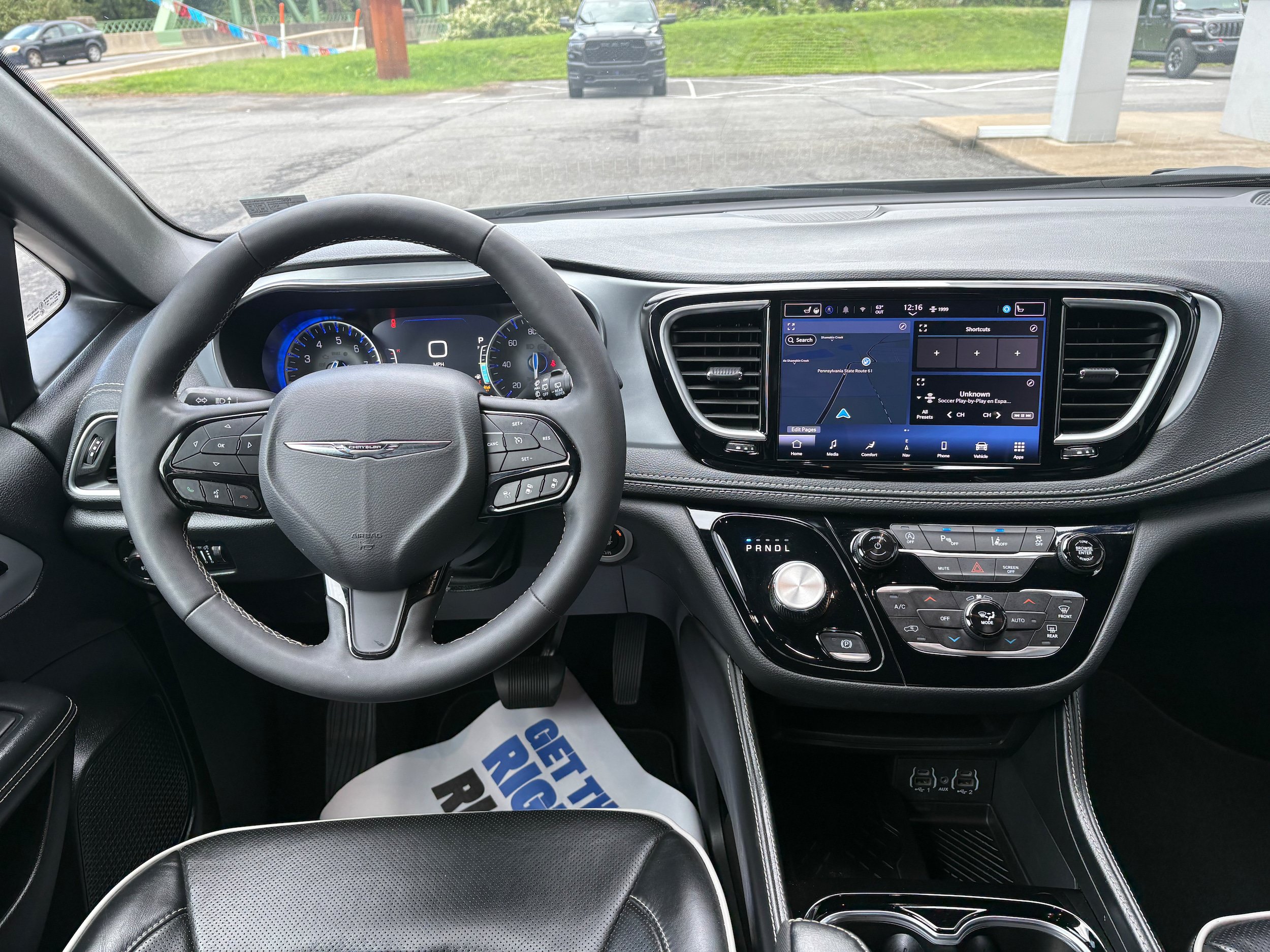 Certified 2025 Chrysler Pacifica Limited FWD image 15
