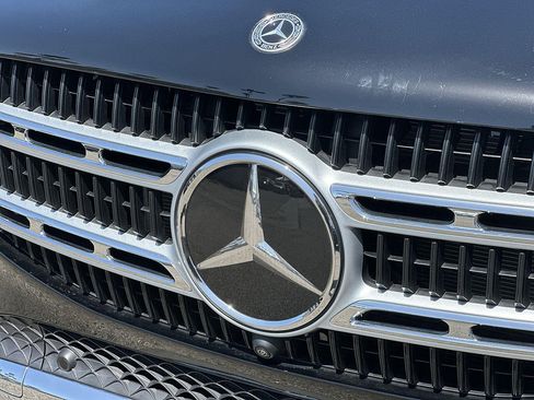 Used 2025 Mercedes-Benz GLE 450e 4MATIC w/ Driver Assistance Package image 31