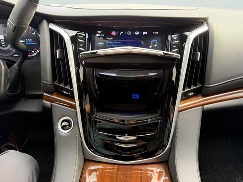 Used 2020 Cadillac Escalade Luxury w/ Escalade Sport Edition image 25