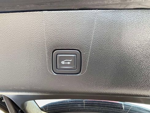 Used 2023 Chevrolet Traverse LT FWD image 11