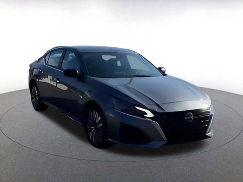 Used 2025 Nissan Altima 2.5 SV image 3