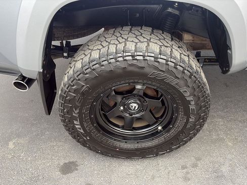 Used 2018 Toyota Tacoma SR5 AWD/4WD image 23