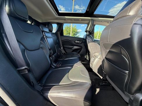 Used 2019 Jeep Cherokee Overland w/ Technology Group AWD/4WD image 9