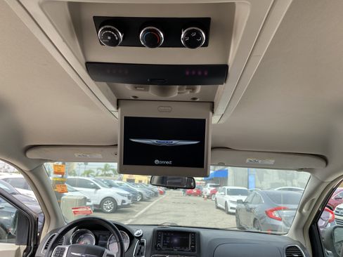 Used 2015 Chrysler Town & Country Touring image 23