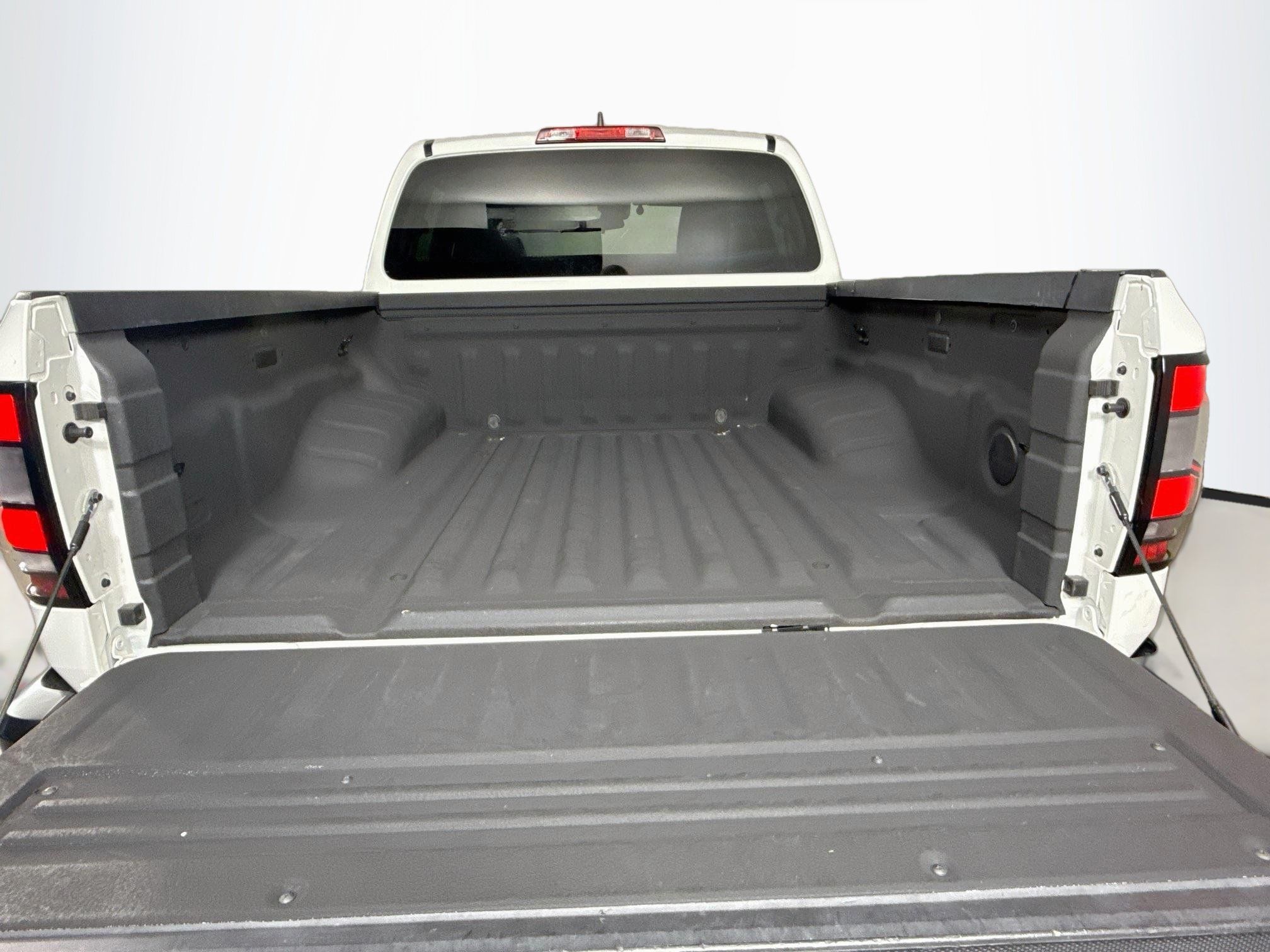 Used 2024 Nissan Frontier S RWD image 31