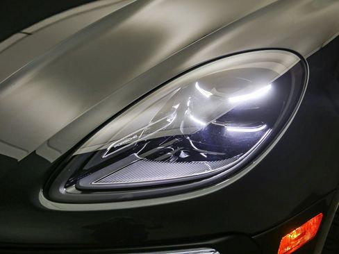 Certified 2026 Porsche Macan AWD/4WD image 11