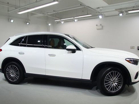 Used 2024 Mercedes-Benz GLC 300 4MATIC image 12