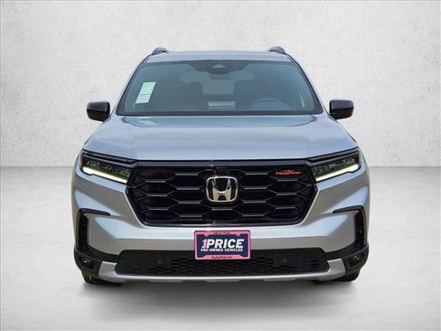 Used 2025 Honda Pilot TrailSport image 2