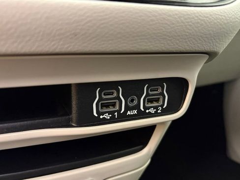 Used 2023 Chrysler Pacifica Touring-L FWD image 31