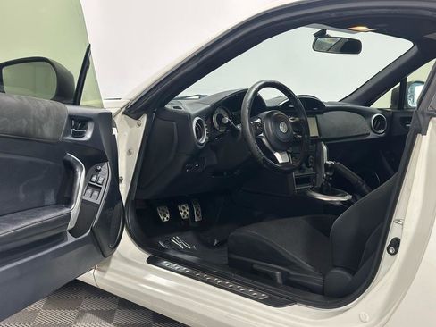 Used 2017 Toyota 86 RWD image 11