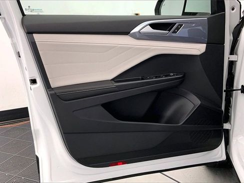 Used 2025 Volkswagen Taos SEL image 23