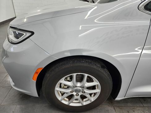 Used 2024 Chrysler Pacifica Touring-L image 33