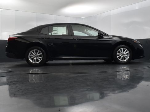 Used 2025 Toyota Camry LE image 40