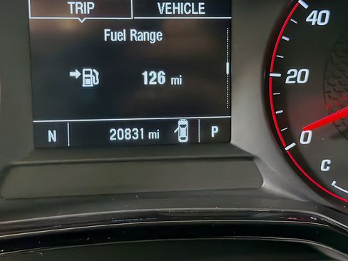 Used 2025 Chevrolet Trax RS w/ Sunroof Package FWD image 19