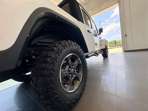 Used 2023 Jeep Gladiator Rubicon w/ Cold Weather Group AWD/4WD image 10