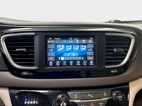 Used 2020 Chrysler Pacifica Touring-L FWD image 12
