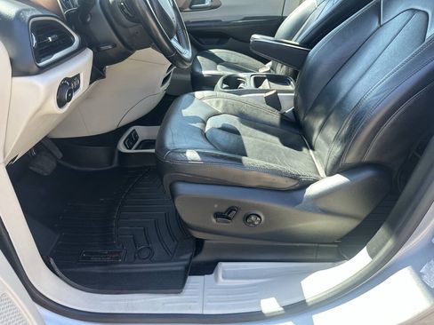 Used 2017 Chrysler Pacifica Touring-L w/ Tire & Wheel Group FWD image 10