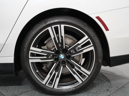 Used 2025 BMW i7 xDrive60 AWD/4WD image 34