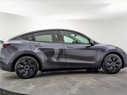 Used 2025 Tesla Model Y Long Range image 8