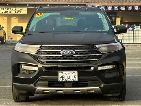 Used 2022 Ford Explorer XLT w/ Equipment Group 202A image 6