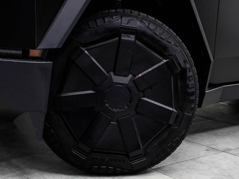 Used 2024 Tesla Cybertruck AWD Crew Cab image 3