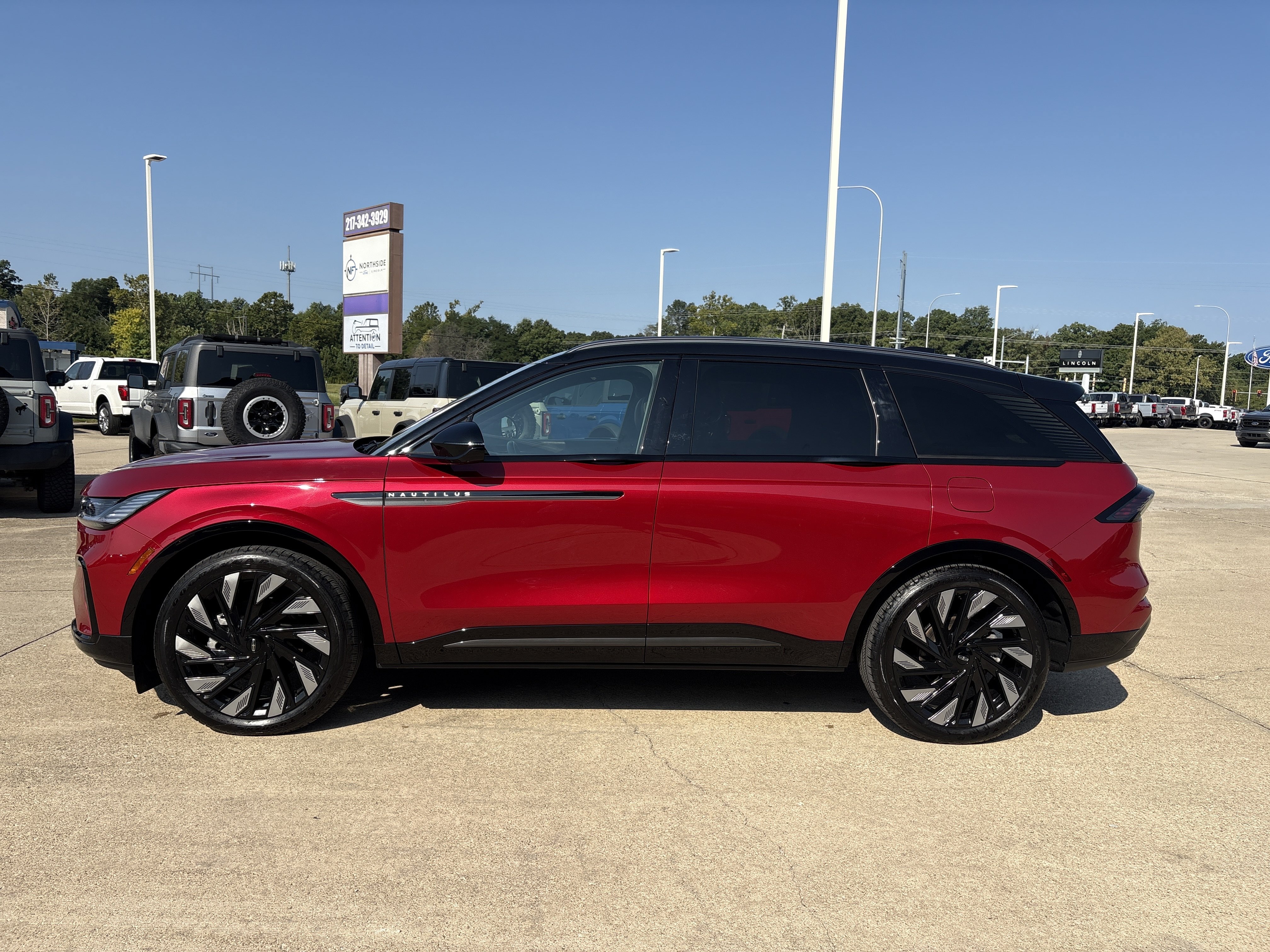Used 2025 Lincoln Nautilus Reserve AWD/4WD image 3