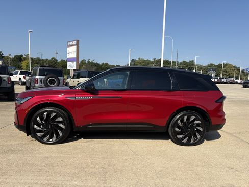 Used 2025 Lincoln Nautilus Reserve AWD/4WD image 3