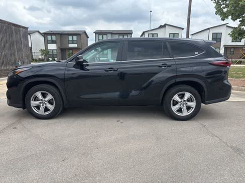Used 2024 Toyota Highlander LE image 2