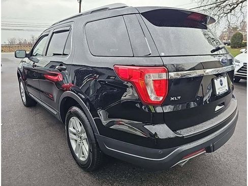 Used 2018 Ford Explorer XLT image 2