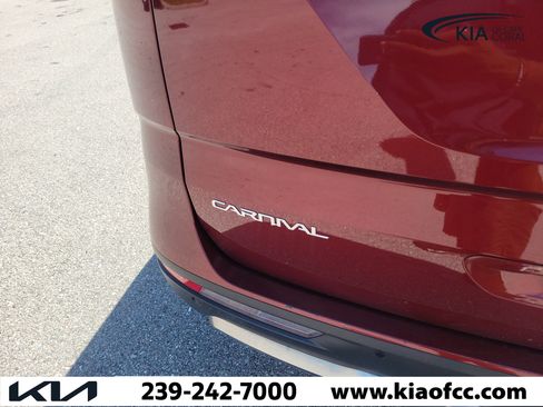 Certified 2023 Kia Carnival SX FWD image 11