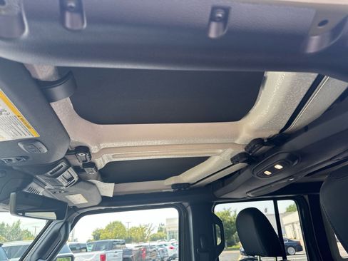 Used 2025 Jeep Wrangler Unlimited Rubicon 392 AWD/4WD image 30